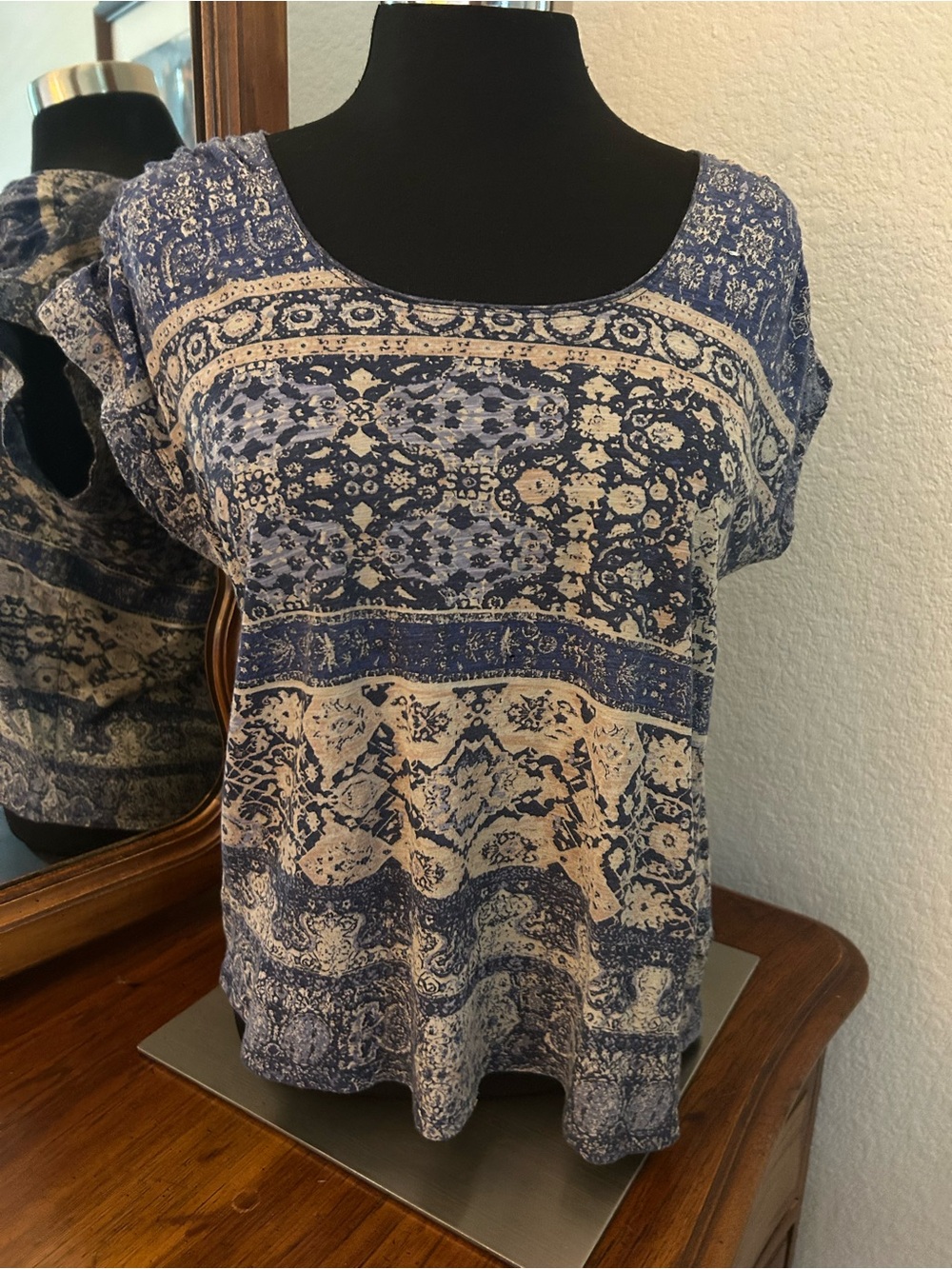 Lucky Brand Blue and Cream Short Sleeve Scoop Neck Top. Size M. NWTGS